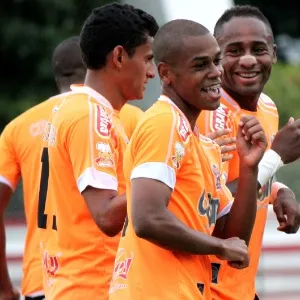 22.mar.2014 - Dieguinho comemora com os companheiros de equipe após marcar para o Nova Iguaçu na partida contra o Botafogo no Moça Bonita - Bernardo Gleizer/NIFC