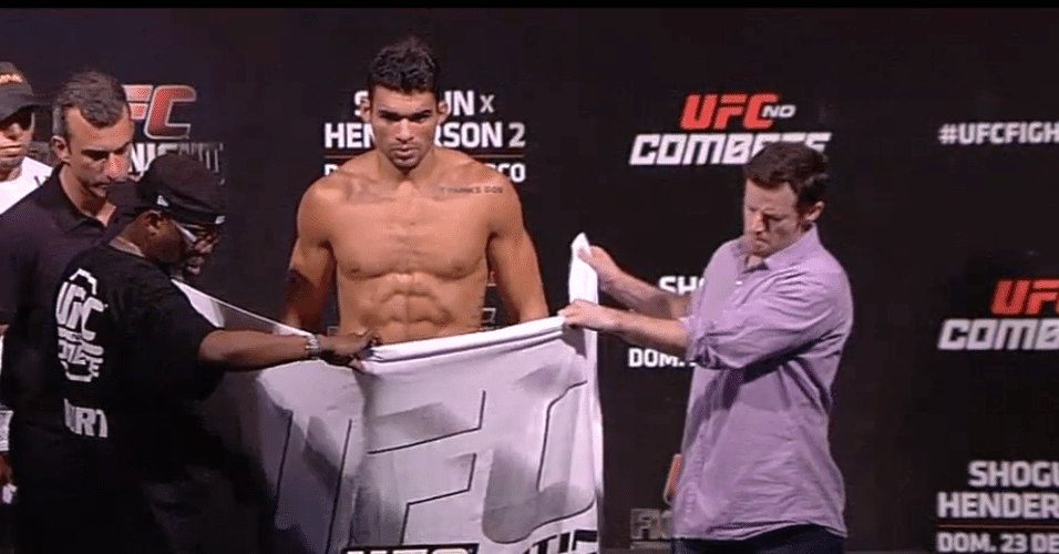 22.mar.2014 - O brasileiro Ronny Markes não atingiu o peso necessário na pesagem oficial do UFC Natal