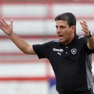 22.mar.2014 - Técnico Eduardo Hungaro reclama de lance durante a partida entre Botafogo e Nova Iguaçu pelo Campeonato Carioca. O time alvinegro apenas cumpre tabela na competição, já que não se classificou para a próxima fase. - Luciano Belford/SSPress