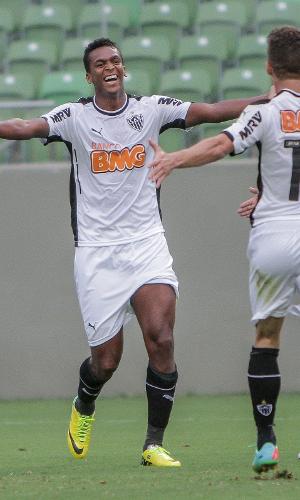 23 mar 2014 - Atacante Jô comemora com Neto Berola gol do Atlético-MG contra o América-MG