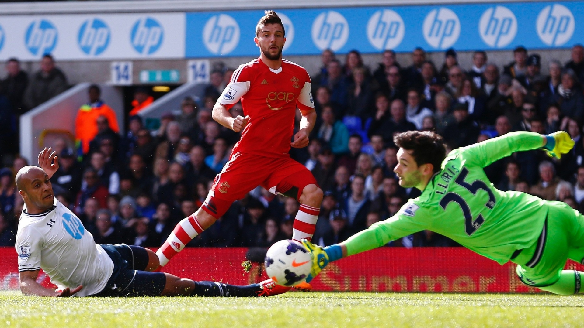 23.03.2014 - Imagem mostra momento exato em que goleiro Lloris foi vencido por Jay Rodriguez - ANDREW WINNING / REUTERS