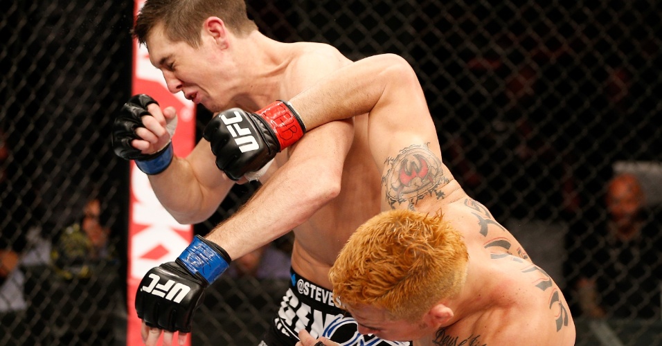 23.mar.2014 - Brasileiro Rony Jason nocauteia Steven Siler na primeira luta do card principal do UFC Natal