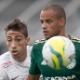 Santista Rildo (e) e Bruninho, do Palmeiras, disputam a jogada no clássico na Vila Belmiro - Ricardo Nogueira/Uol