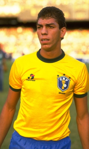 Mozer com a camisa da seleção brasileira; ele jogou a Copa de 90 e foi cortado em 94