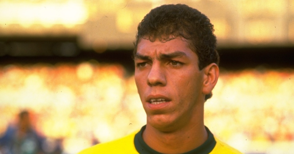 Mozer com a camisa da seleção brasileira; ele jogou a Copa de 90 e foi cortado em 94