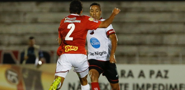 Daniel Borges divide a bola em partida válida pelas quartas do Paulistão - Miguel Schincariol/Ituano FC