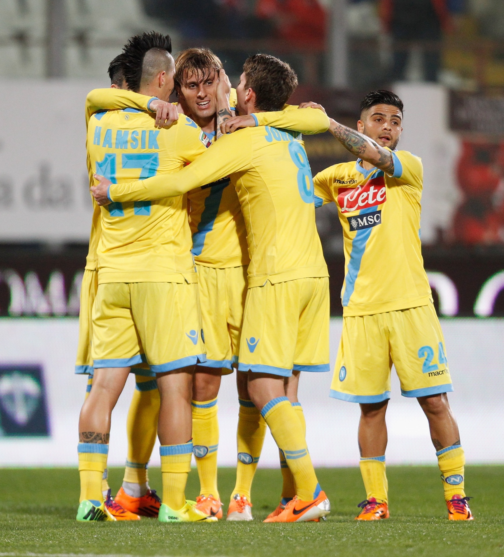 26.mar.2014 - Brasileiro, zagueiro Henrique (centro) abraça companheiros após marcar o seu primeiro gol com a camisa do Napoli na partida contra o Catania pelo Campeonato Italiano - Maurizio Lagana/Getty Images