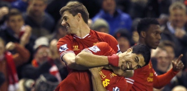 Suárez e Gerrard foram companheiros de Liverpool entre 2011 e 2014 - REUTERS/Phil Noble