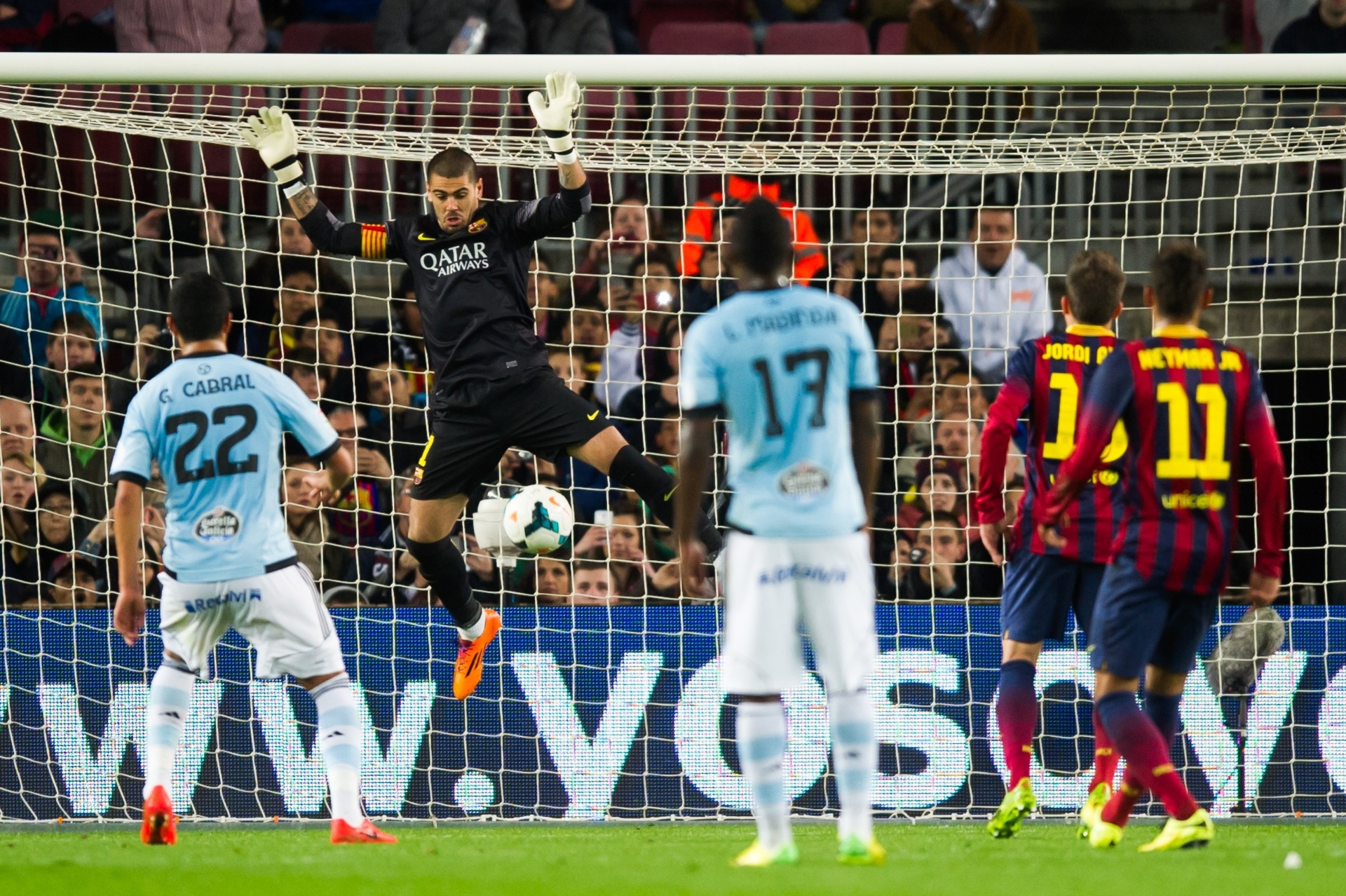 26.mar.2014 - Goleiro do Barcelona, Víctor Váldes salta para fazer a defesa antes de sentir lesão na partida contra o Celta pelo Campeonato Espanhol - Getty Images
