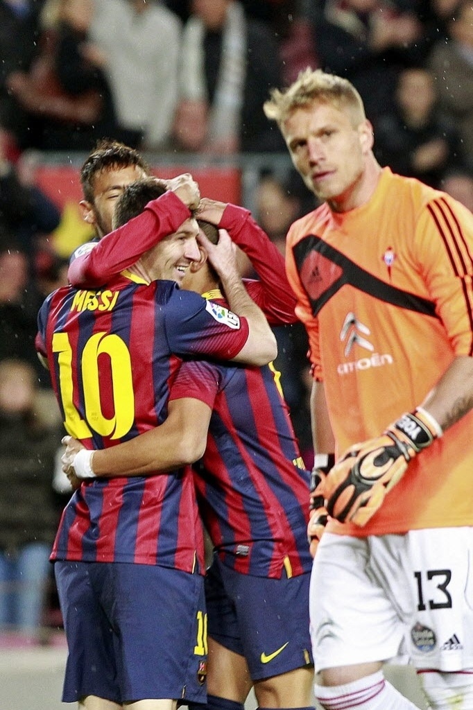 26.mar.2014 - Jogadores do Barcelona abraçam Neymar após ele marcar o primeiro gol do Barcelona na partida contra o Celta pelo Campeonato Espanhol - EFE/Marta Pérez