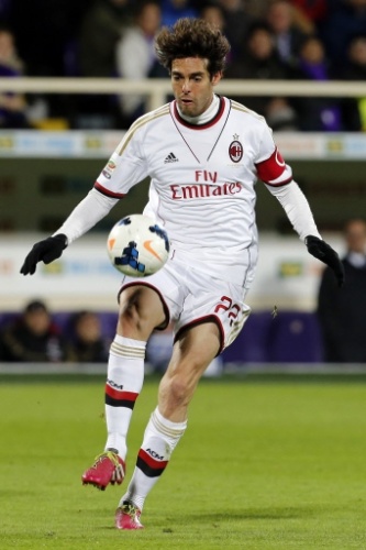 26.mar.2014 - Kaká tenta o domínio da bola durante a partida entre Milan e Fiorentina pelo Campeonato Italiano