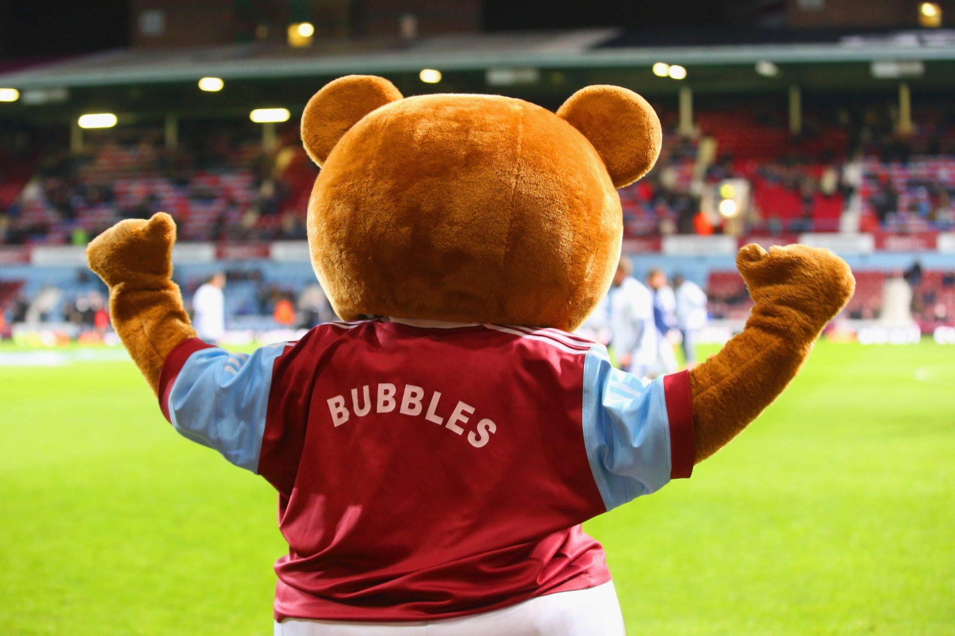 26.mar.2014 - Mascote do West Ham, Bubbles (Bolhas em inglês) torce pela sua equipe à beira do gramado na partida contra o Hull City pelo Campeonato Inglês - Julian Finney/Getty Images