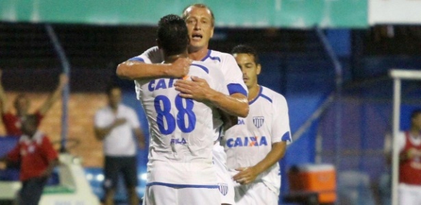 Jogadores do Avaí comemoram gol em vitória diante do Brusque - Jamira Furlani / site oficial do Avaí