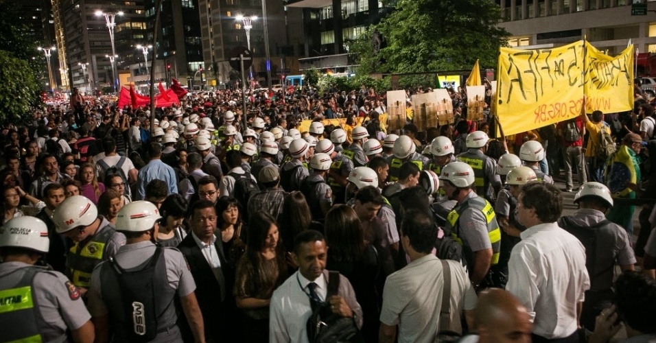 27.03.14 - Manifestantes protestam em São Paulo contra a realização da Copa do Mundo no Brasil