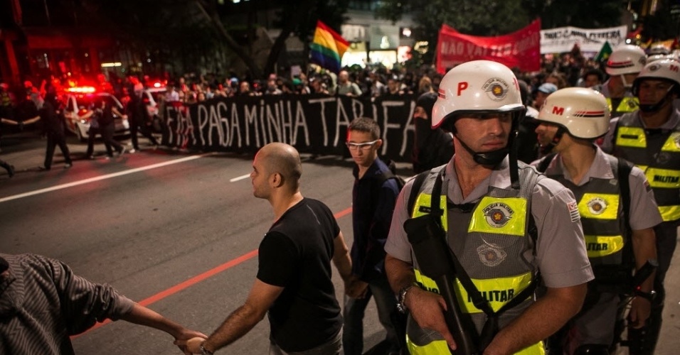 27.03.14 - Manifestantes protestam em São Paulo contra a realização da Copa do Mundo no Brasil