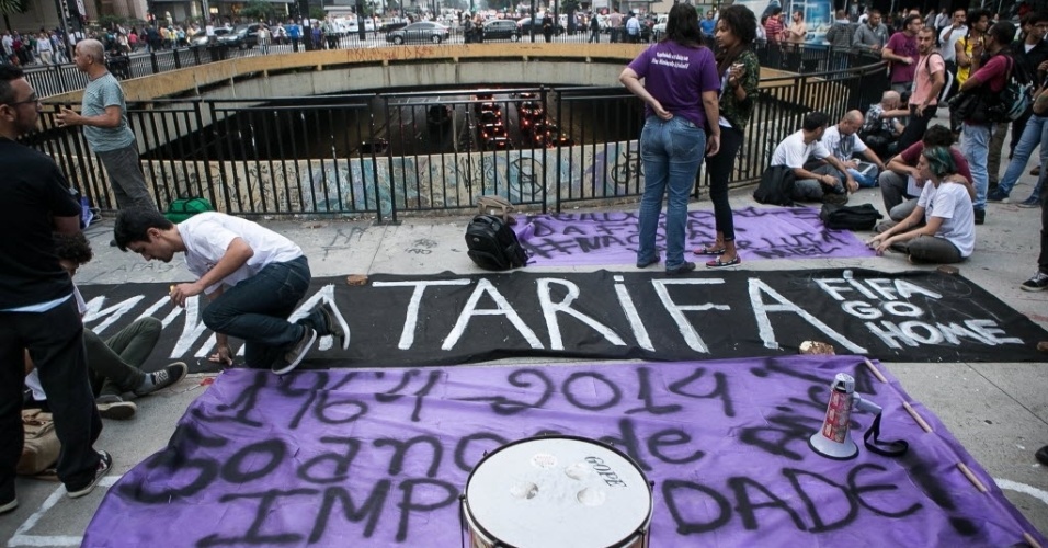 27.03.14 - Manifestantes se reúnem na avenida Paulista para protesto contra a Copa em São Paulo