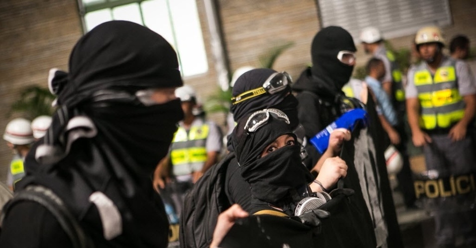 27.03.14 - Manifestantes usam máscaras em protesto contra a realização da Copa no Brasil
