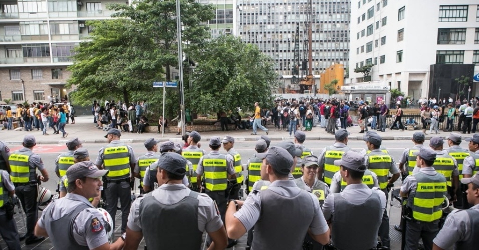 27.03.14 - Policiais preparam equipe para manifestação contra a Copa em São Paulo