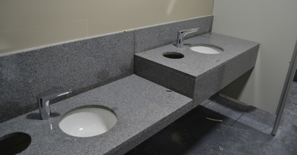 27.mar.2014 - Pias são instaladas nos banheiros da nova Arena da Baixada