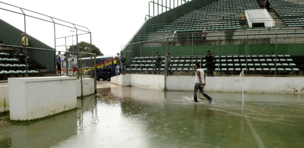 Estádio Bezerrão ficou parcialmente alagado na partida entre Brasiliense e Brasília, pela Copa Verde