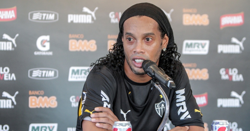 28 mar. 2014 - Ronaldinho Gaúcho, do Atlético-MG, concede entrevista coletiva na Cidade do Galo