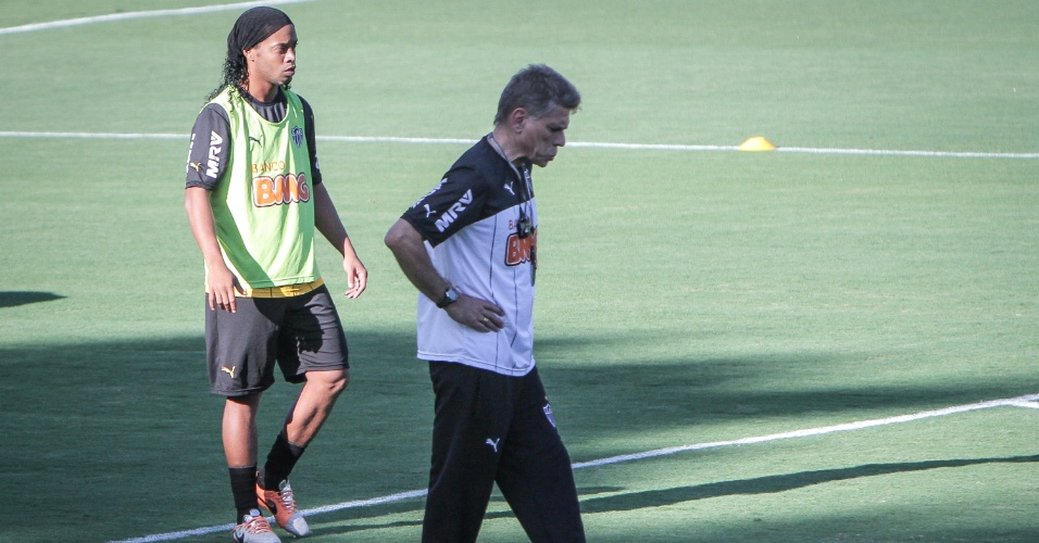 28 mar. 2014 - Ronaldinho Gaúcho e Paulo Autuori durante treino do Atlético-MG na Cidade do Galo
