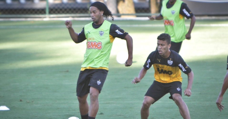 28 mar. 2014 - Ronaldinho Gaúcho participa de treino do Atlético-MG na Cidade do Galo