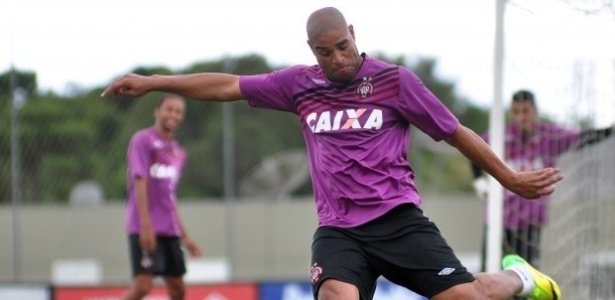 Adriano Imperador treinando em 2014 - Gustavo Oliveira/Atlético-PR - Gustavo Oliveira/Atlético-PR