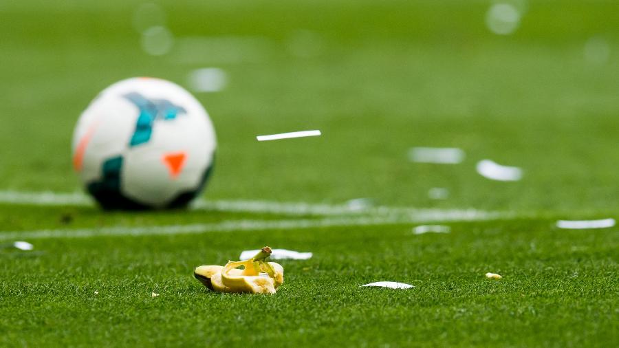 Torcedores imitaram sons de macacos e atiraram bananas no campo para provocar Neymar durante partida em 2014. Torcedores imitaram sons de macacos e atiraram bananas no campo para provocar Neymar durante partida em 2014.