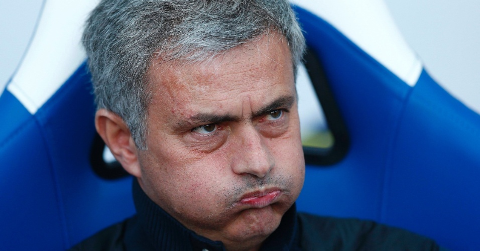 29.mar.2014 - Técnico português José Mourinho fica emburrado em derrota do Chelsea por 1 a 0 para o Crystal Palace, pelo Campeonato Inglês