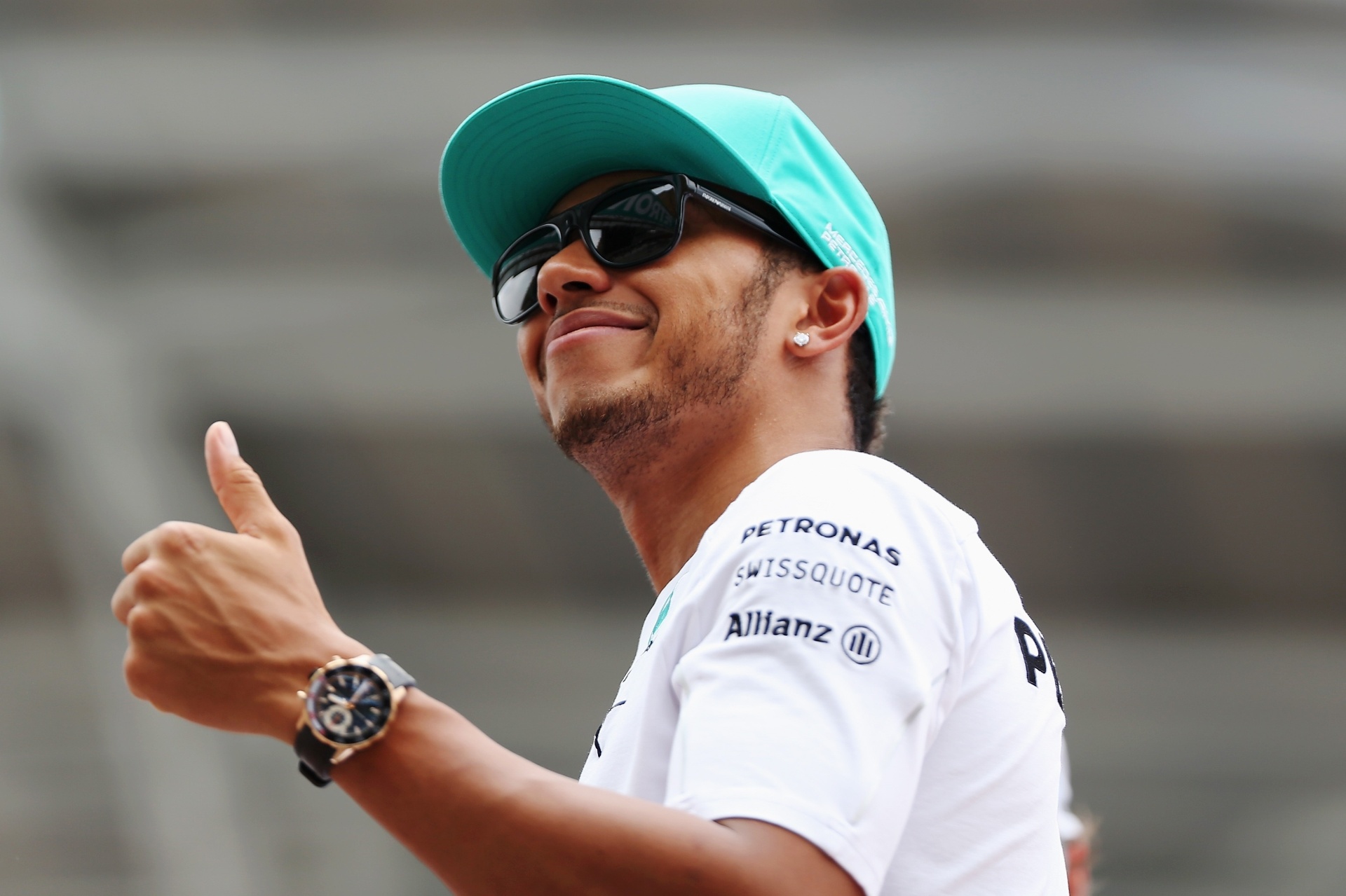 Lewis Hamilton cumprimenta fãs e sorri em clima descontraído antes o início da corrida na Malásia - Getty Images