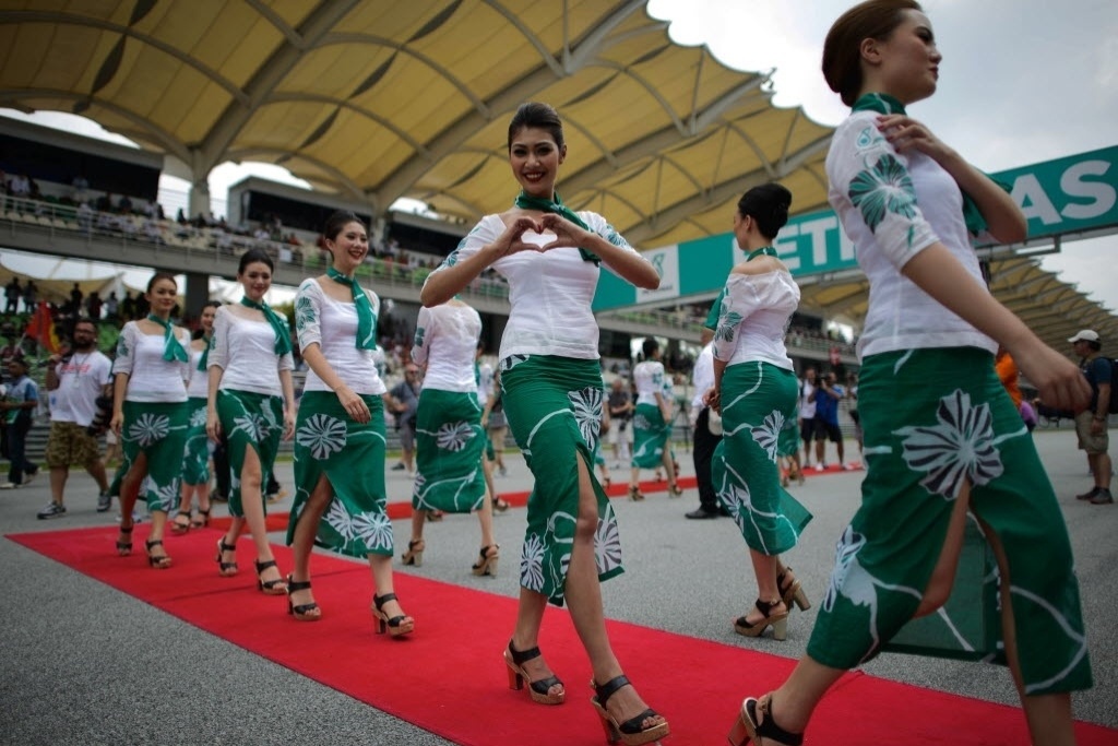 Mulheres malaias embelezam corrida deste domingo - ED JONES/AFP