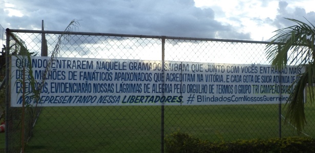 Torcida do Cruzeiro levou à Toca da Raposa II faixa de apoio aos jogadores para ajudá-los a vencer LaU - Dionizio Oliveira/UOL