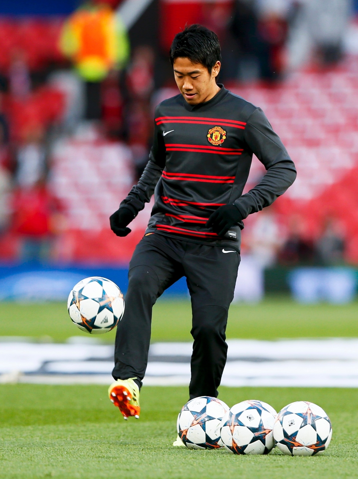 01.abr.2014 - Shinji Kagawa, meia do Manchester United, faz aquecimento antes do jogo contra o Bayern de Munique pela Liga dos Campeões - REUTERS/Stefan Wermuth