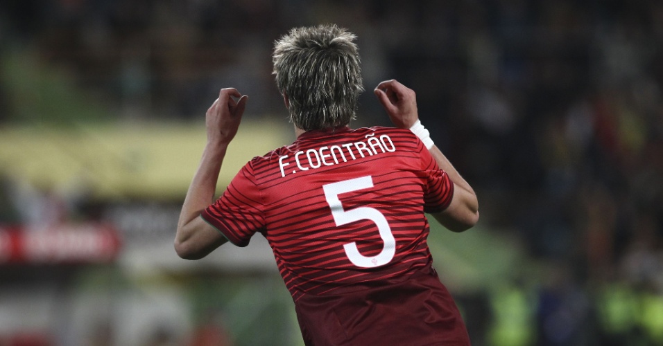 5.mar.2014 - Fábio Coentrão comemora após marcar um dos gols de Portugal na goleada por 5 a 1 sobre Camarões em amistoso disputado em Leiria (Portugal)