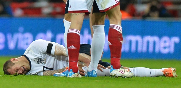 Jack Wilshere fraturou o pé durante o amistoso contra a Dinamarca em março