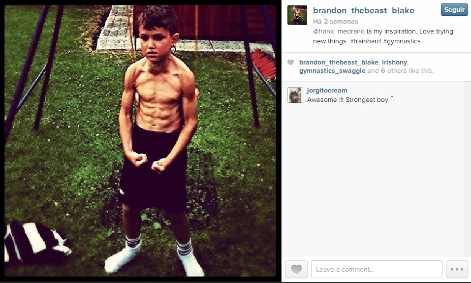 Brandon Blake tem oito anos e não puxa peso. Ele faz ginástica artística e exercícios sem uso de equipamentos - como flexões, barra, abdominais - e acabou com o corpo digno de um fisiculturista - Reprodução/Instagram