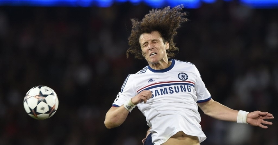 02.abr.2014 - David Luiz cabeceia no duelo entre Chelsea e PSG na Liga dos Campeões. O zagueiro brasileiro marcou um gol contra na partida
