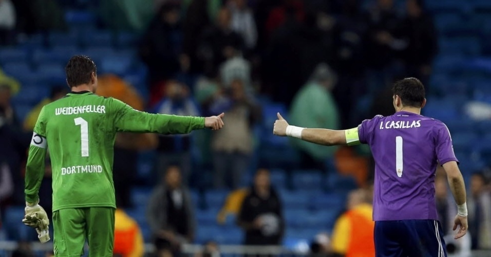 02.abr.2014 - Goleiros de Borussia Dortmund e Real Madrid, Roman Weidenfeller e Iker Casillas se cumprimentam após o duelo das quartas de final da Liga dos Campeões