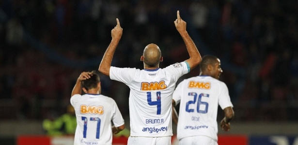 Cruzeiro não conta mais com o patrocínio da Angáprev na barra da camisa - REUTERS/Eliseo Fernandez