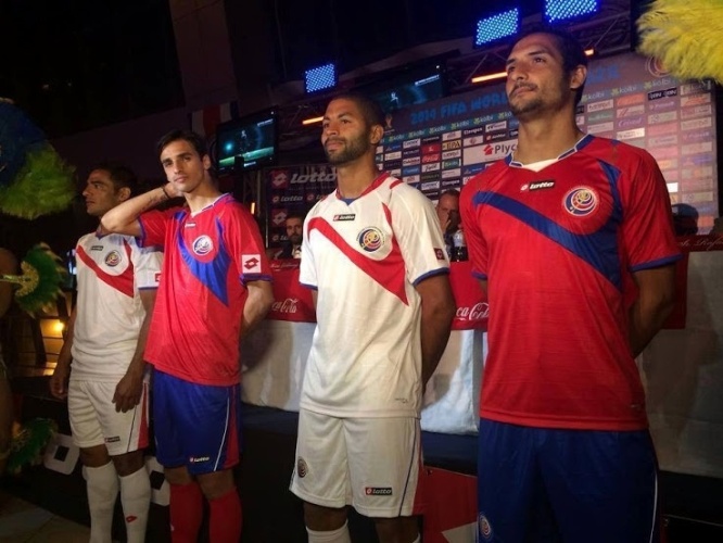 Costa Rica apresenta os dois uniformes da seleção para a Copa do Mundo