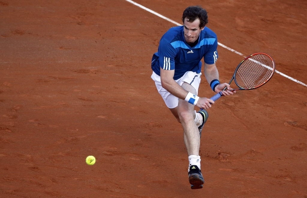 04.abr.2014 - Britânico Andy Murray rebate bola do italiano Andreas Seppi, pelas quartas de final da Davis