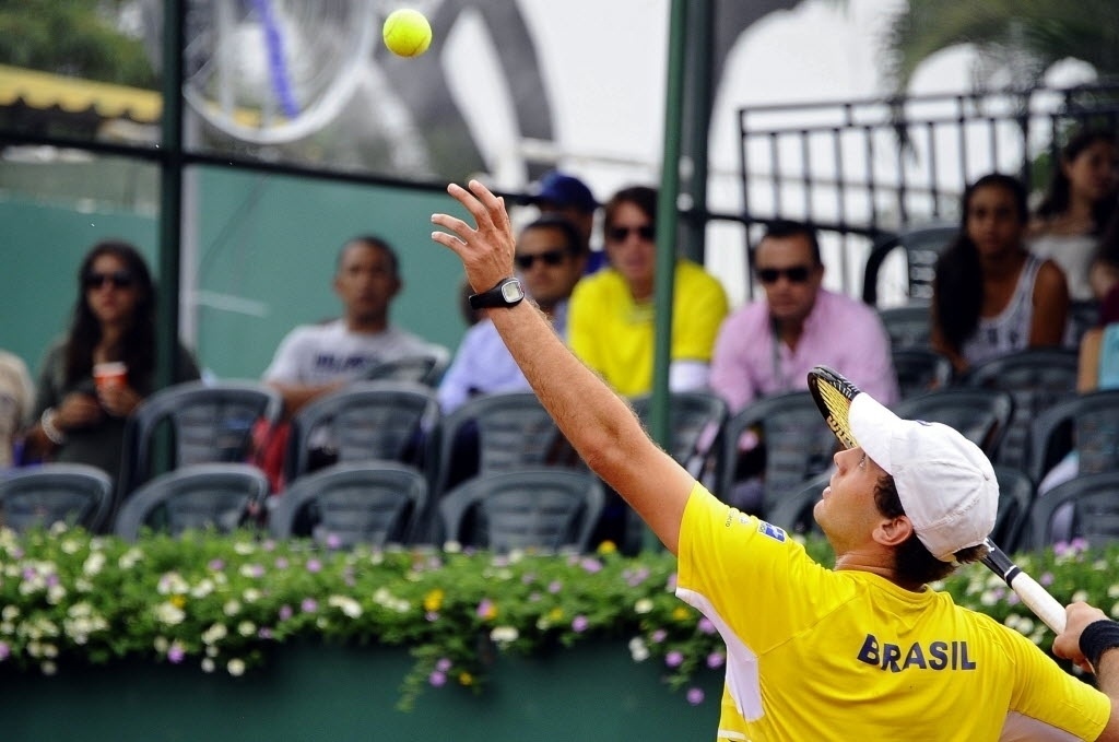 04.abr.2014 - Guilherme Clezar saca para Emilio Gomez, do Equador, para tentar ampliar vantagem do Brasil