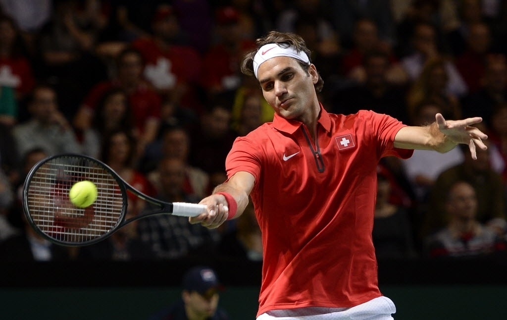 04.abr.2014 - Roger Federer enfrenta Mikhail Kukushkin pelas quartas da Copa Davis entre Suíça e Kazaquistão