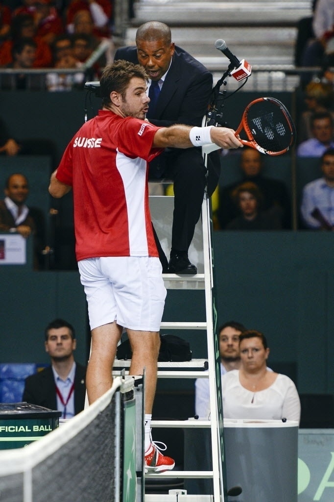 04.abr.2014 - Stanislas Wawrinka, da Suíça, discute com o árbitro durante partida da Copa Davis contra Andrey Golubev, do Kazaquistão