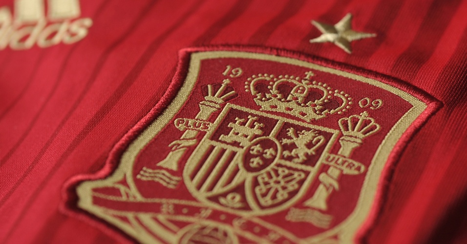 Espanha: camisa vermelha. Detalhe do escudo