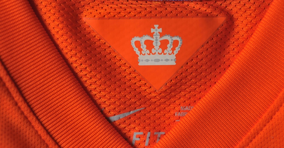 Holanda - Camisa laranja - detalhe da gola