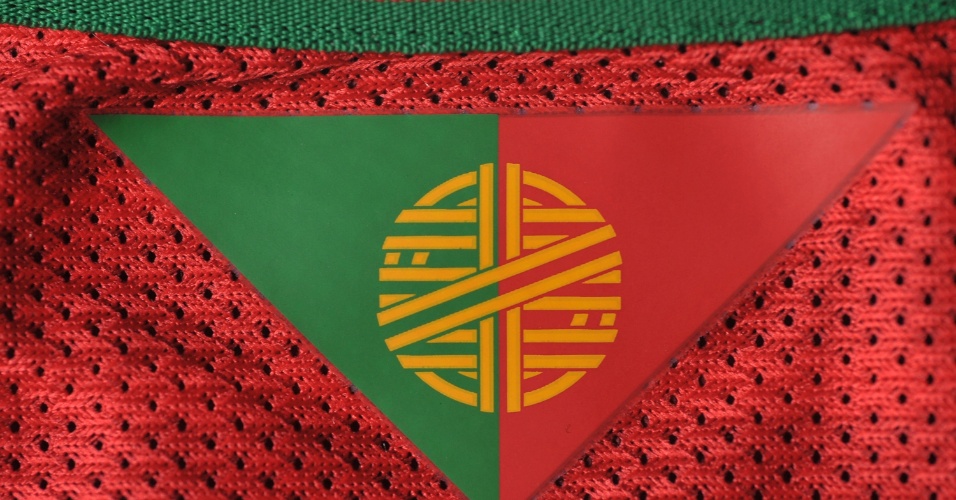 Portugal - camisa vermelha - detalhe da gola
