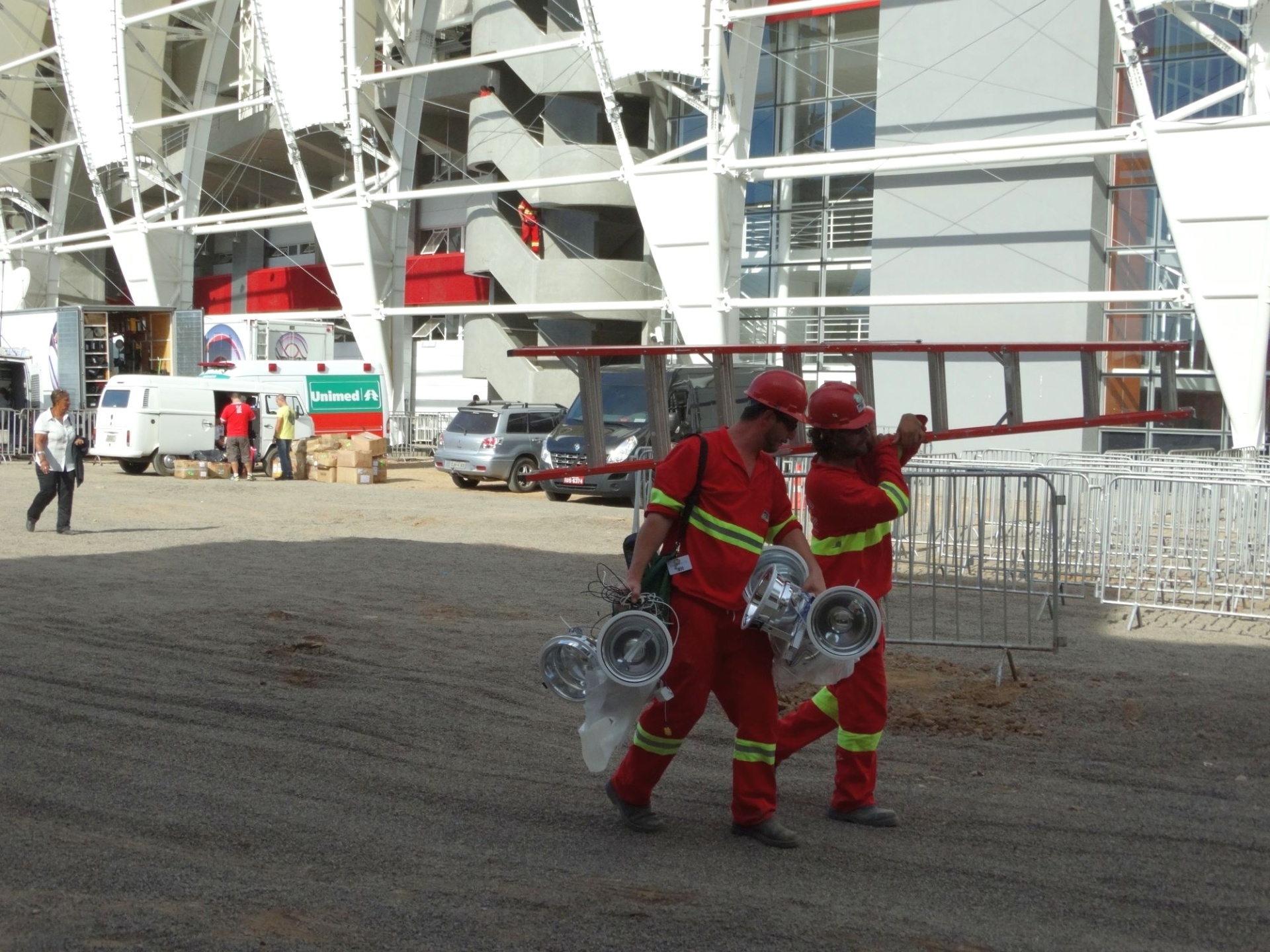05 abr 2014 - Operários da Andrade Gutierrez carregam refletores após troca no Beira-Rio - Jeremias Wernek/UOL