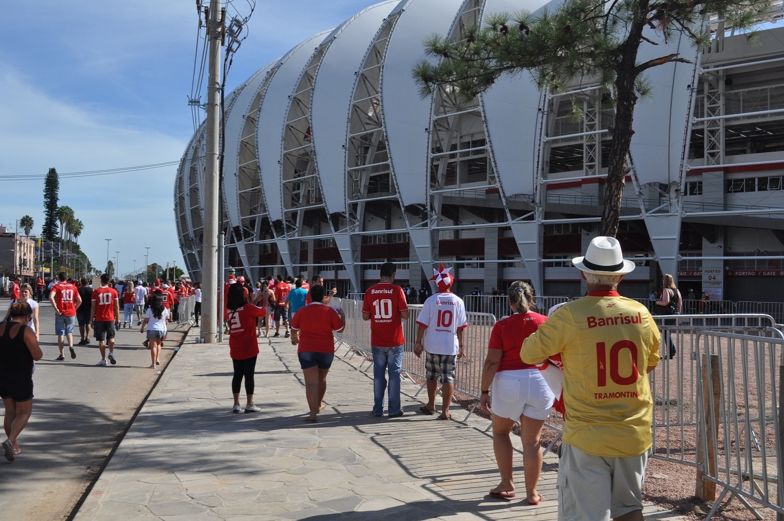 05 abr 2014 - Torcedores do Inter em chegada para evento de inauguração do Beira-Rio - Marinho Saldanha/UOL Esporte